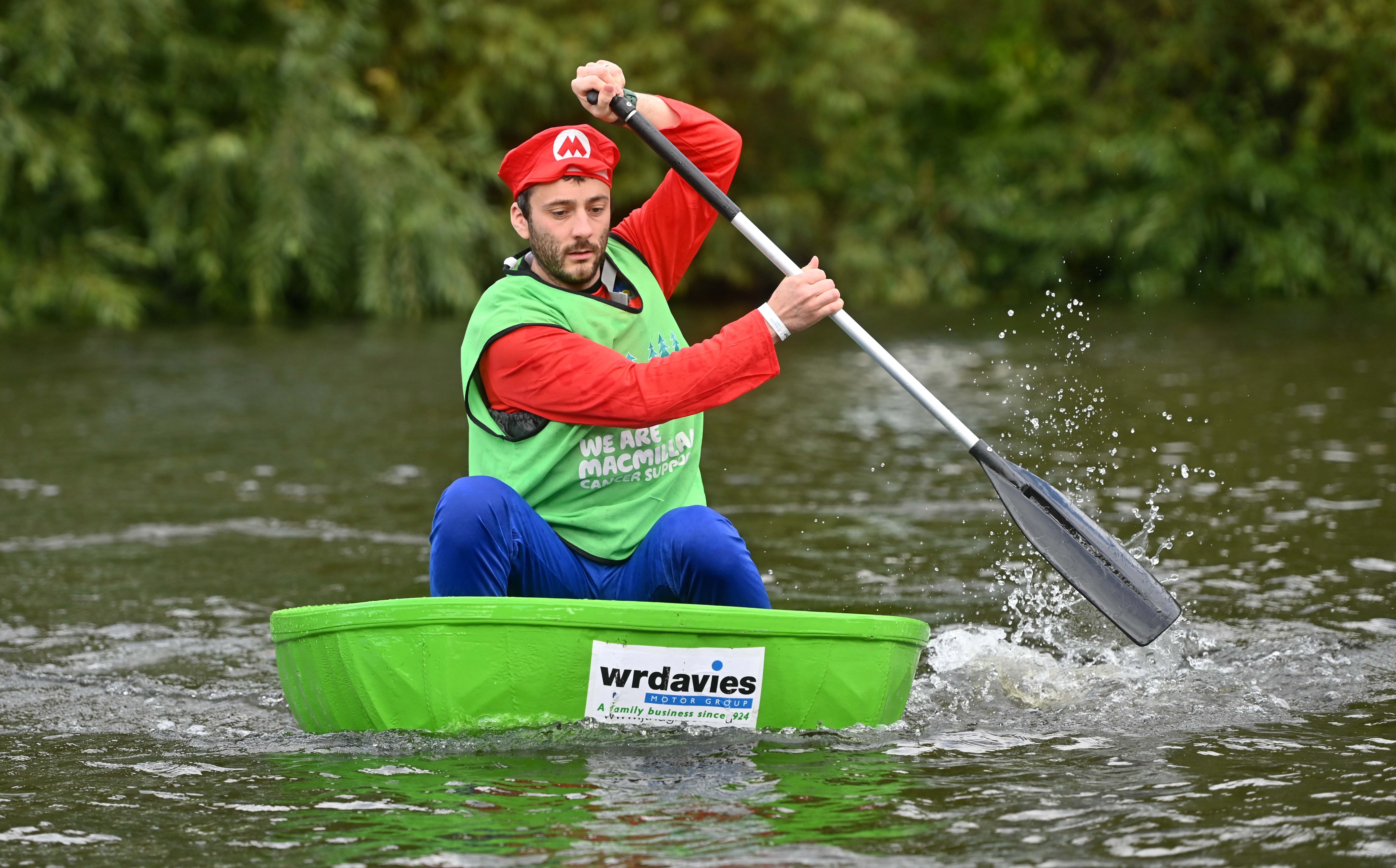 29 pictures of boats capsizing and wacky racing as Super Mario, pirates ...