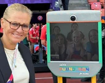 England head coach Serena Wiegman stopped for a photo with the Bridgnorth Spartans players