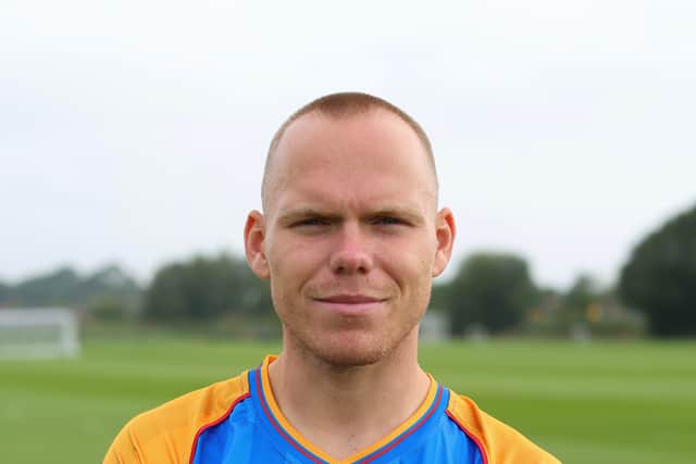 Anthony Scully has penned a one-year contract at Shrewsbury.