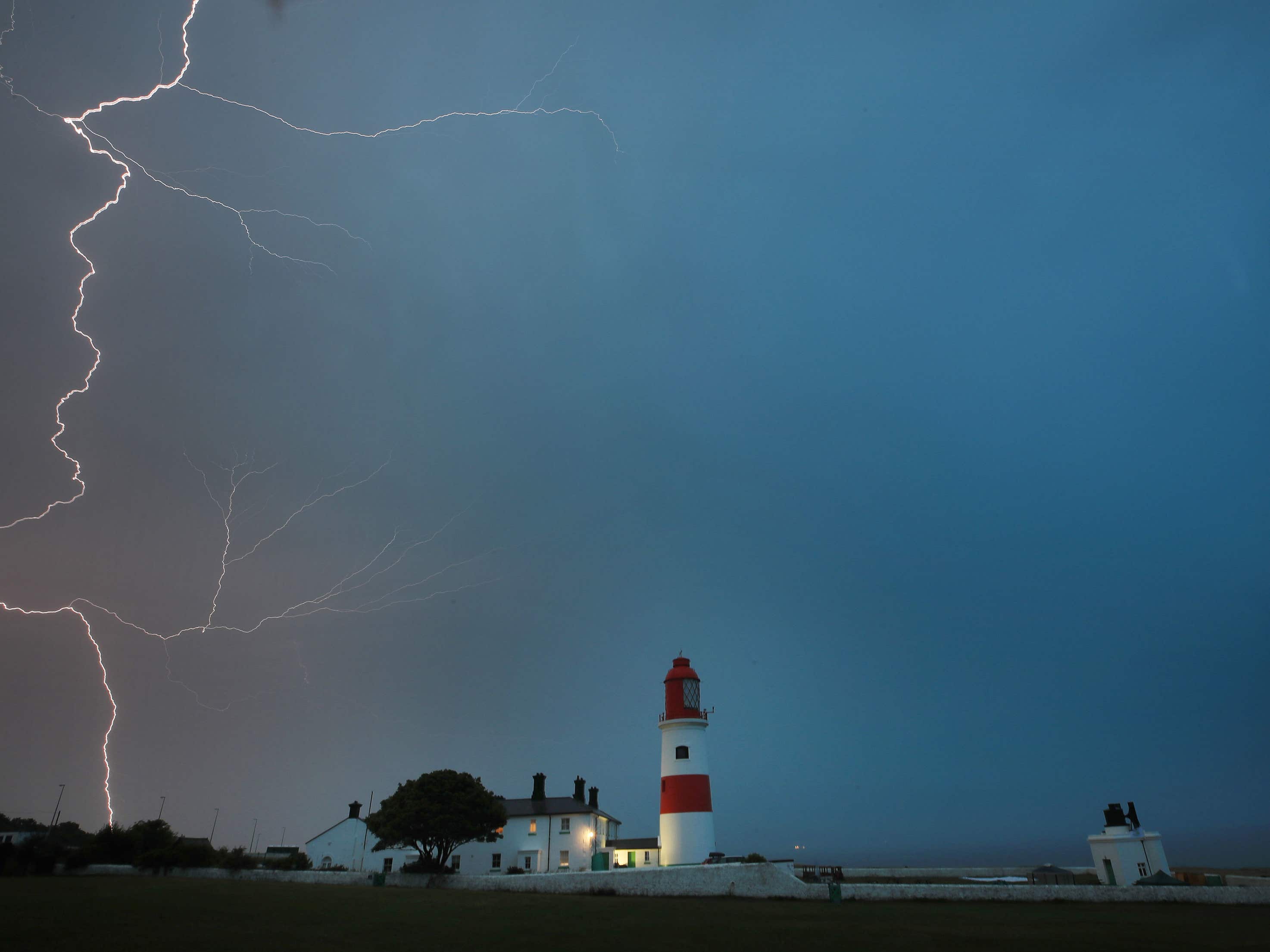 Weekend thunderstorms may pose danger to life as Met Office warning ...