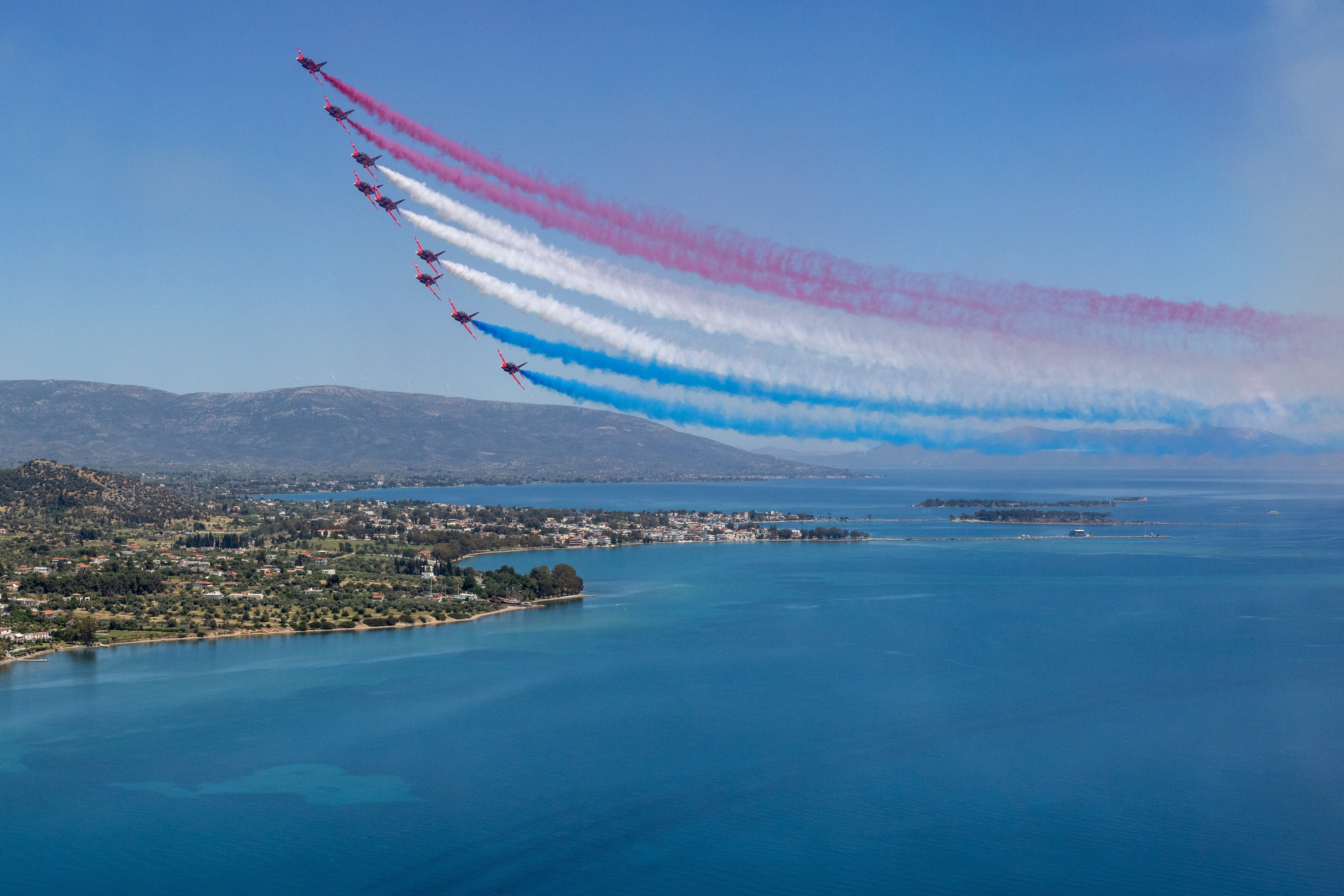 Jaw-dropping video shows Red Arrows practising for display season ...