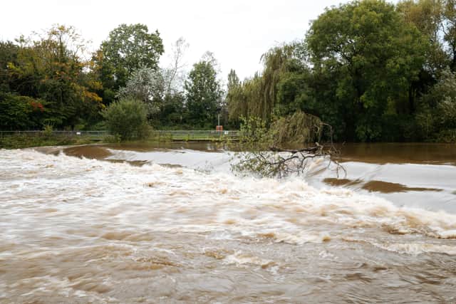 Rising Water Levels and Fast Flowing Water at Shrewsbury Weir.
