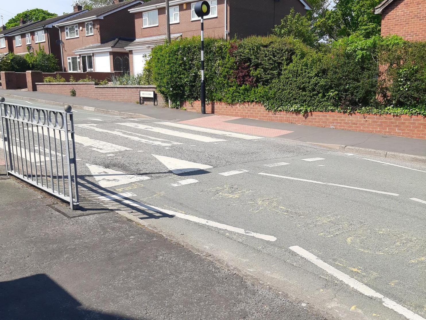 Police warn parents about dangers of parking on zig zag lines outside