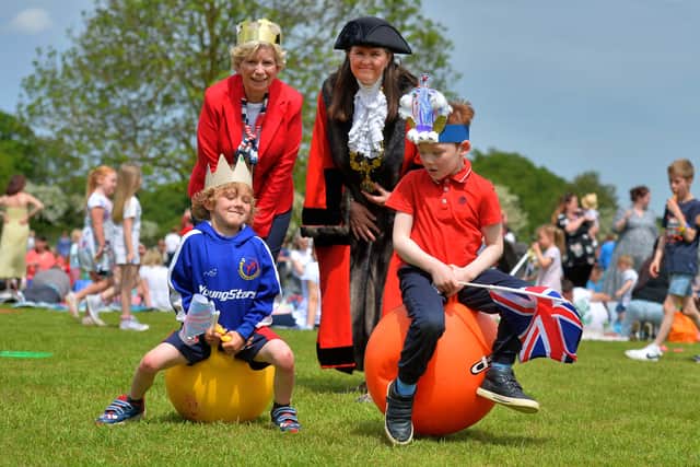 New mayor Rachel Connolly, head Kay Ferriday and youngsters Mikey Robinson, 5, and George Davies, 6