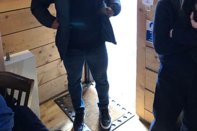 Carlos arrives at the Bull in the Barne.