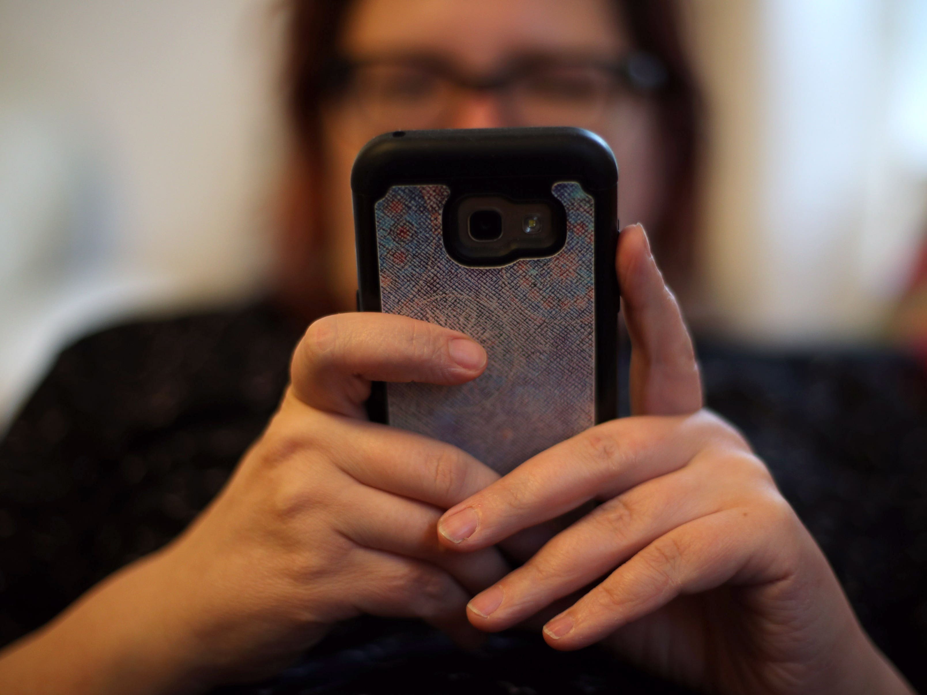 What you need to know about the ‘walk me home’ phone service for women