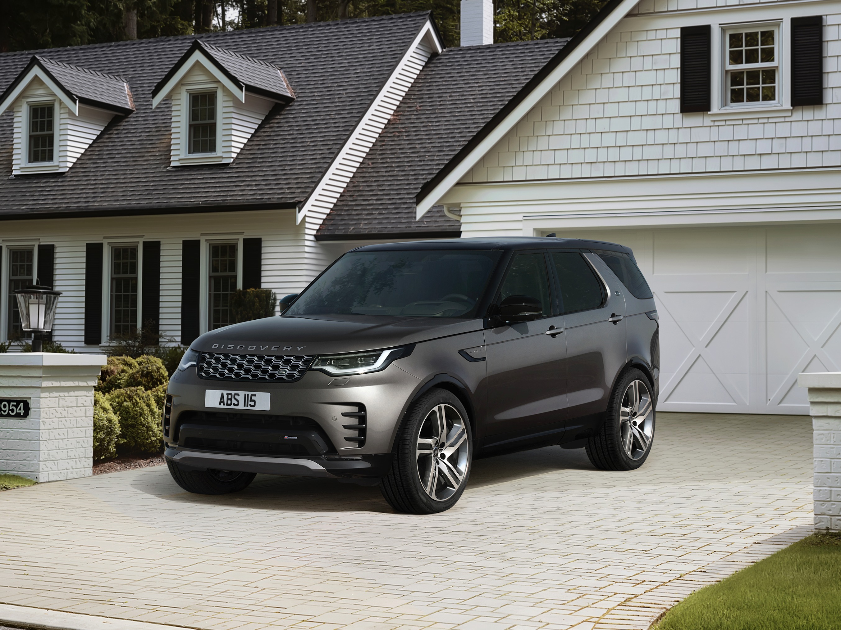 Land Rover introduces new range-topping Discovery Metropolitan Edition