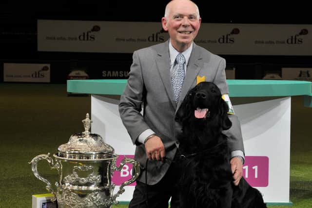 Vbos The Kentuckian, Retriever (Flat-Coated) with Jim Irvine in 2011. Credit Lisa Croft-Elliot and the Kennel Club
