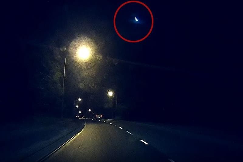 Flying Fire Object Incredible footage shows a fireball making its way across the sky in ...