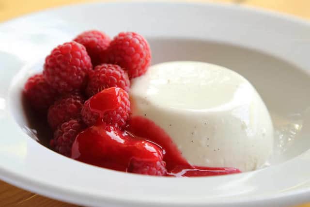 Lovely wobbly – the panna cotta with raspberrries