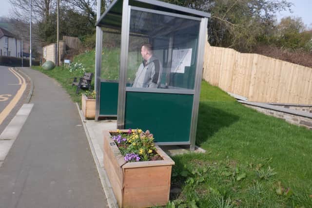 The recently installed bus stop at Cwrt y Clawdd, with
planters. Clumps of Snowdrops have also been planted in the surrounding grass.