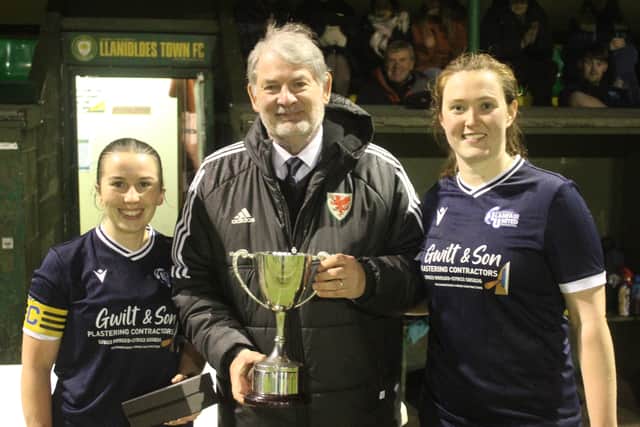 David Hinton-Jones presents the trophy to Mary Bailey and Jodie Carswell
