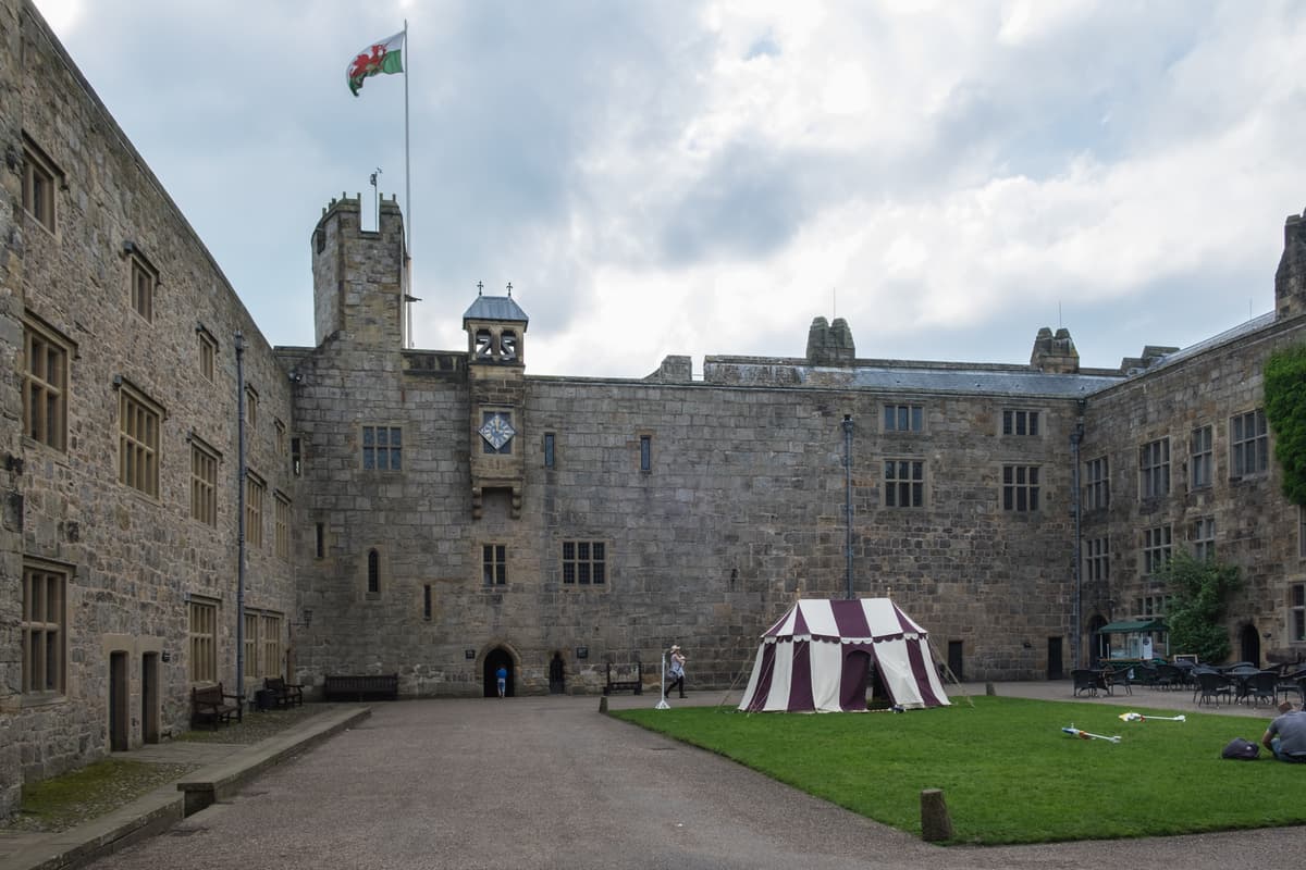 Leiche bei der Suche nach vermisstem Teenager in der Nähe von Chirk Castle ...