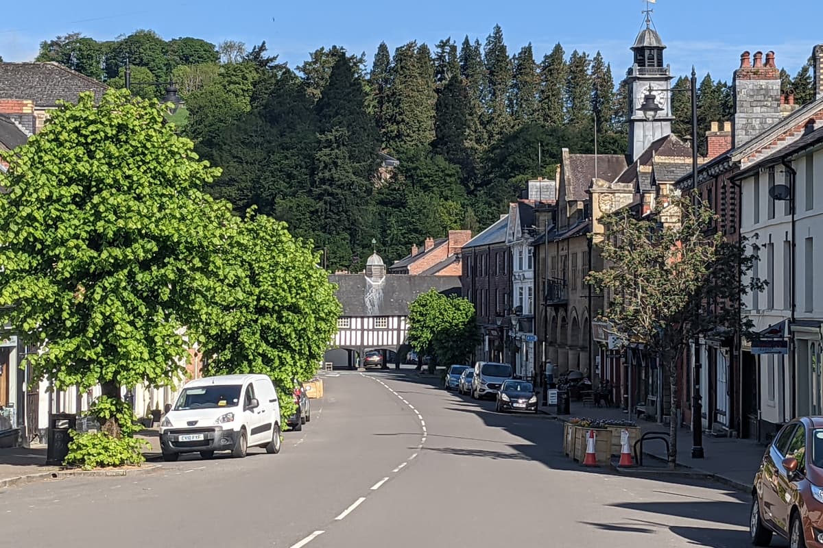 Die kleine Stadt in Mittelwales, die wie ein Märchenort wirkt – umgeben ...