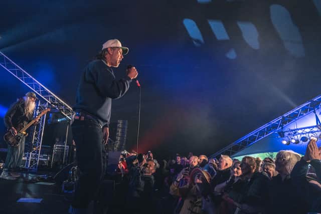 Reef played to a packed-out crowd. Picture: Ian Knight / Z70 Photography