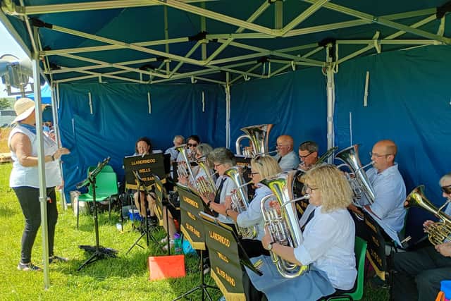 Llandrindod Wells Silver Band. played during the show.