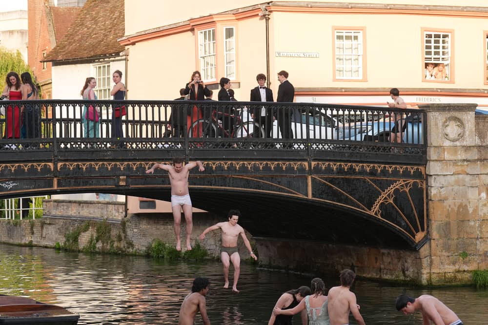 Students jumping off Magdelene Bridge and into the River Cam