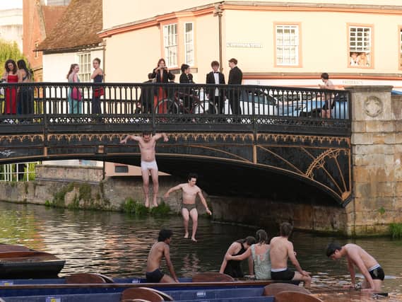 Students jumping off Magdelene Bridge and into the River Cam