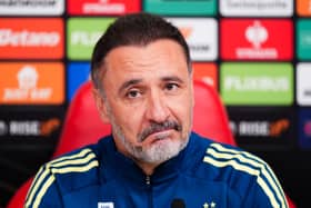 Vitor Pereira at a press conference
