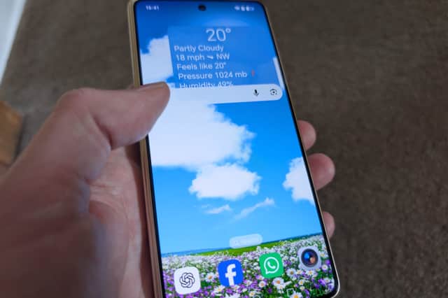 As a folded phone, its narrow bezels and relatively thin frame make it very easy to live with