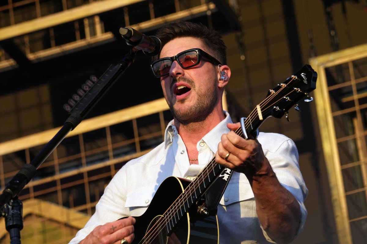 Shania Twain makes surprise appearance with Mumford and Sons in Hyde Park