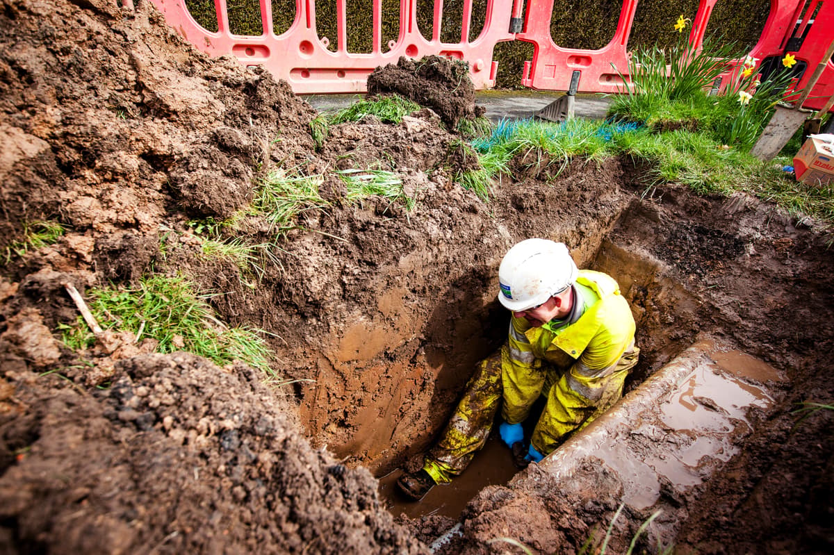 Severn Trent apologises after burst pipe disrupts water supplies in south ...