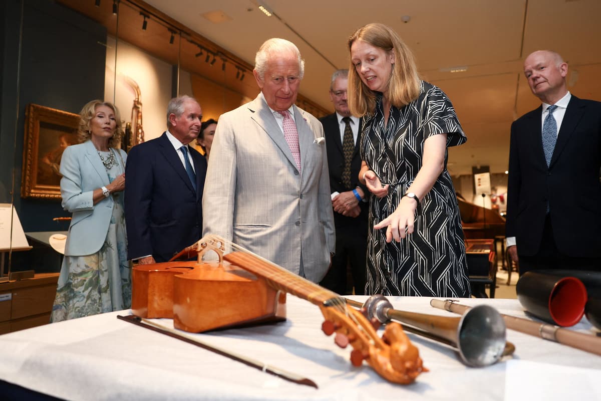 King wird musikalisch begrüßt, als er ein Gebäude der Universität Oxford ...