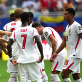 England manager Thomas Tuchel instructs Bukayo Saka at a hydration break during the 2026 World Cup quarter-final