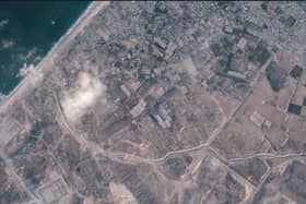 A section of the earthen barrier, cutting horizontally across the middle of the image