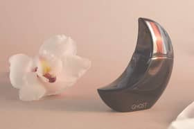 Ghost Deep Night blends floral, fruity and warm woody notes into a sophisticated fragrance designed for day and evening wear.