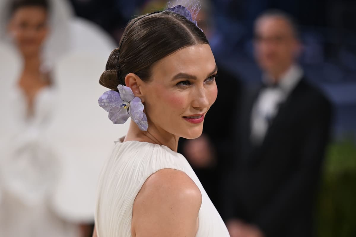 Karlie Kloss lobt Taylor Swift und Travis Kelce nach ihrer Hochzeit als ...