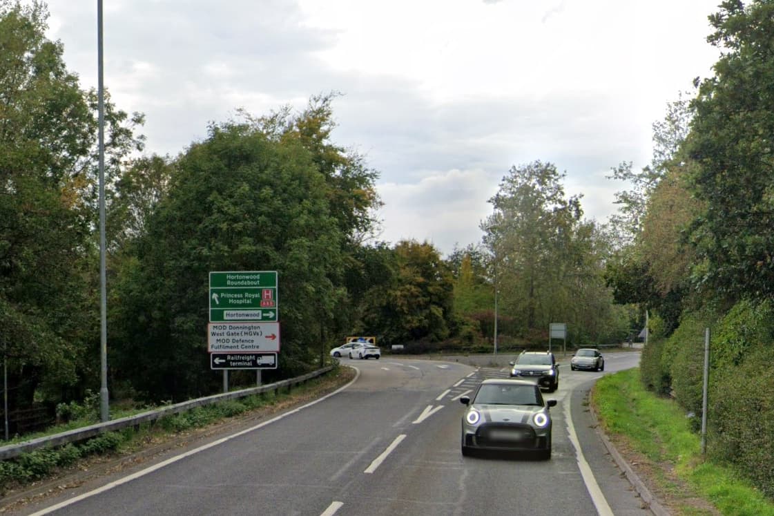 Rettungskräfte eilen nach einem Unfall mit drei Fahrzeugen zum ...