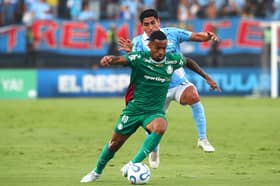 Allan of Palmeiras (left) runs with the ball  (Photo by Mariana Bazo/Getty Images)