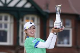 Shiho Kuwaki lifts the trophy