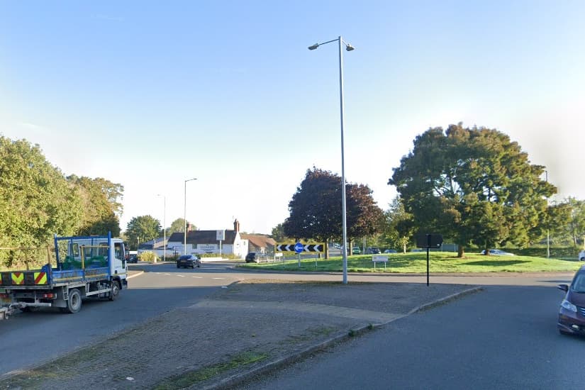 Motorradfahrer nach Unfall im Kreisverkehr bei Telford ins Krankenhaus ...