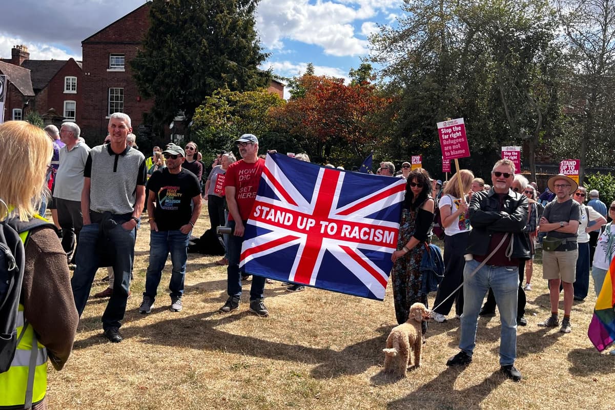 Flaggenprotest in Shrewsbury: Marsch und Gegendemonstration unter starker ...