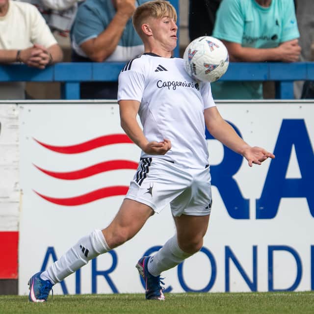 Rio Owen controls the ball on his chest