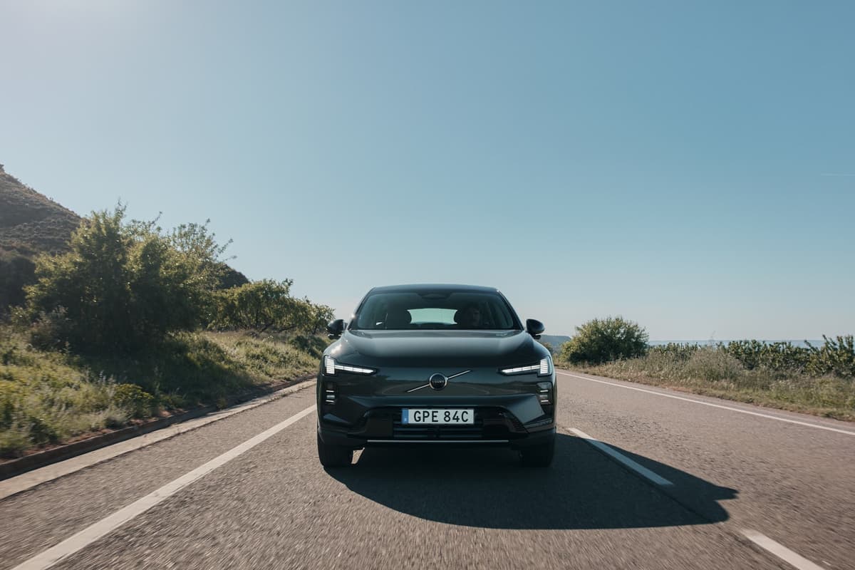 Neue Volvo-Sicherheitstechnologie kann andere Fahrer vor vorausfahrenden ...