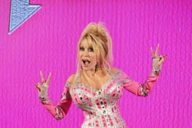 Dolly Parton making a double victory sign