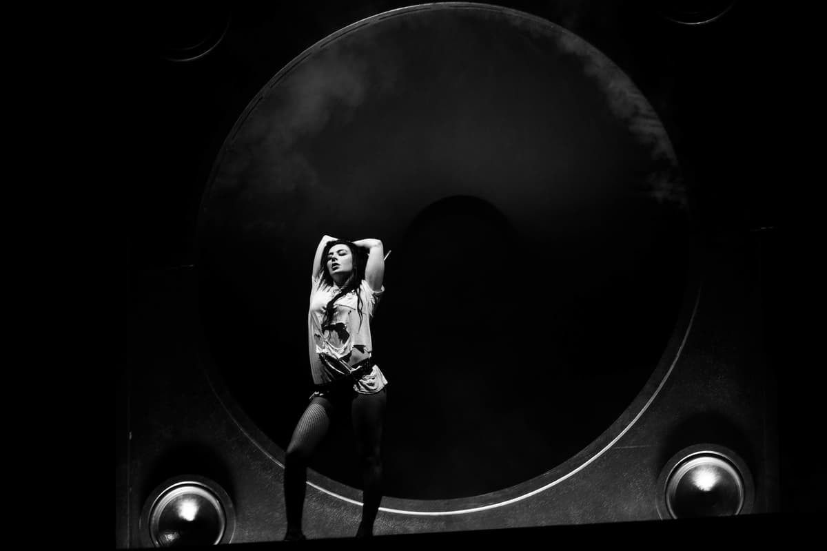 Starkregen lässt nach, als Charli XCX beim Reading Festival die Bühne ...