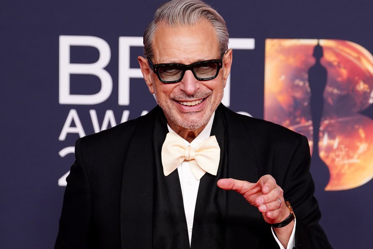 Jeff Goldblum moderiert die erste Folge der zweiten Staffel von SNL UK