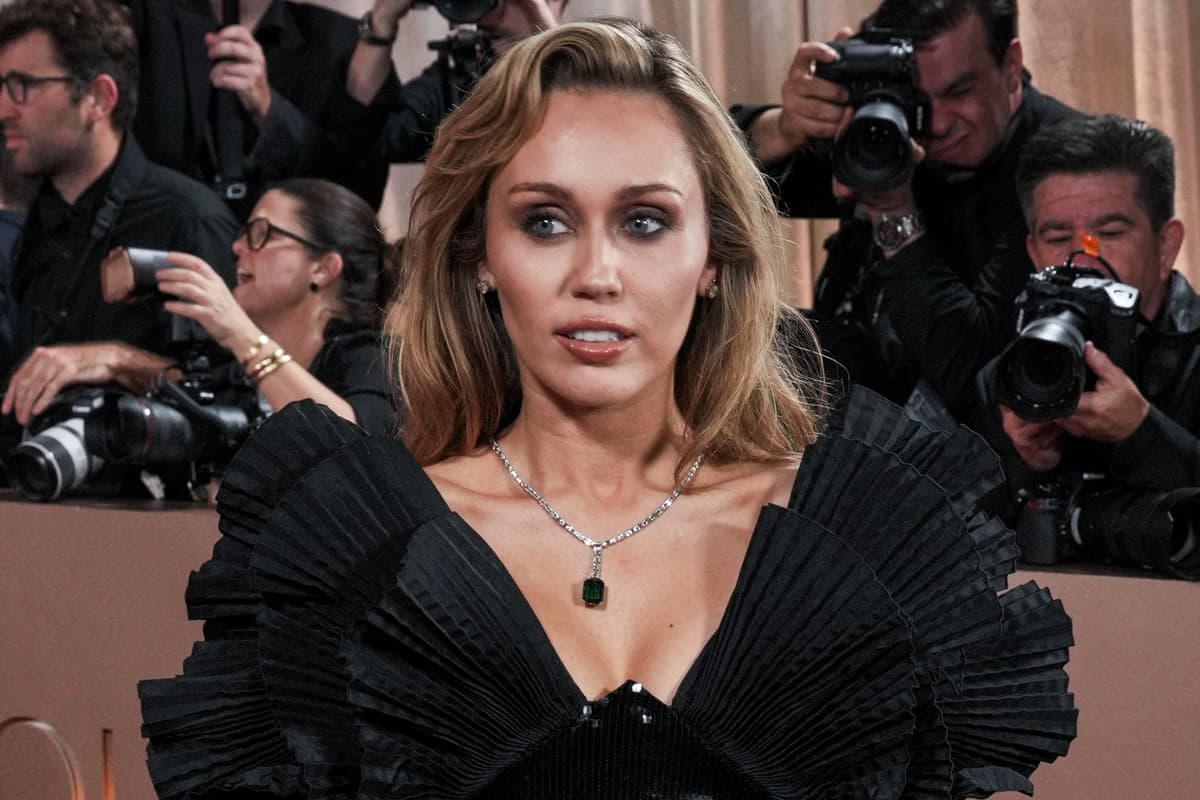 Miley Cyrus erinnert sich an ihre „echte“ und „authentische“ Patentante ...