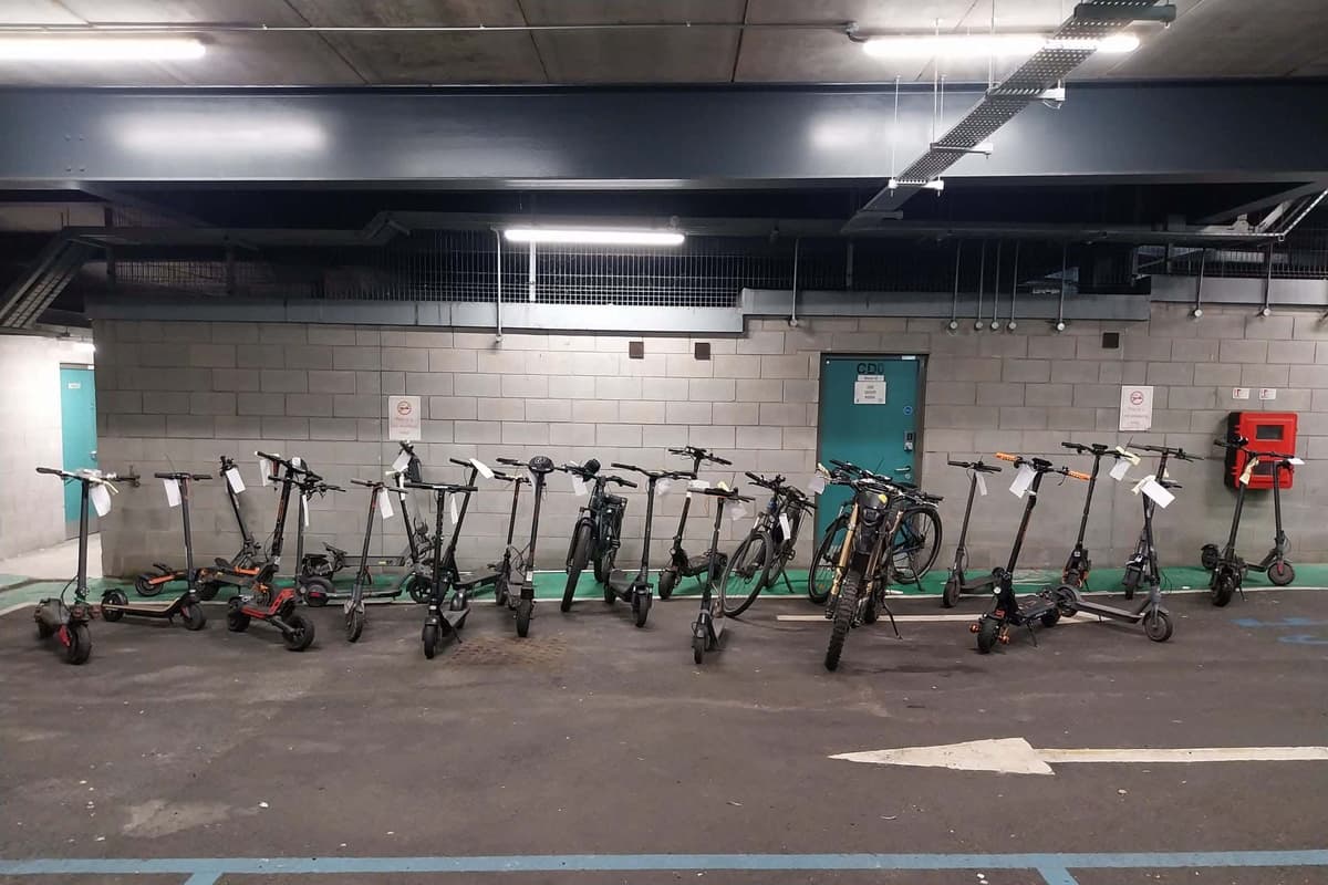 Polizei beschlagnahmt 65 E-Bikes und E-Scooter bei Wochenendaktion