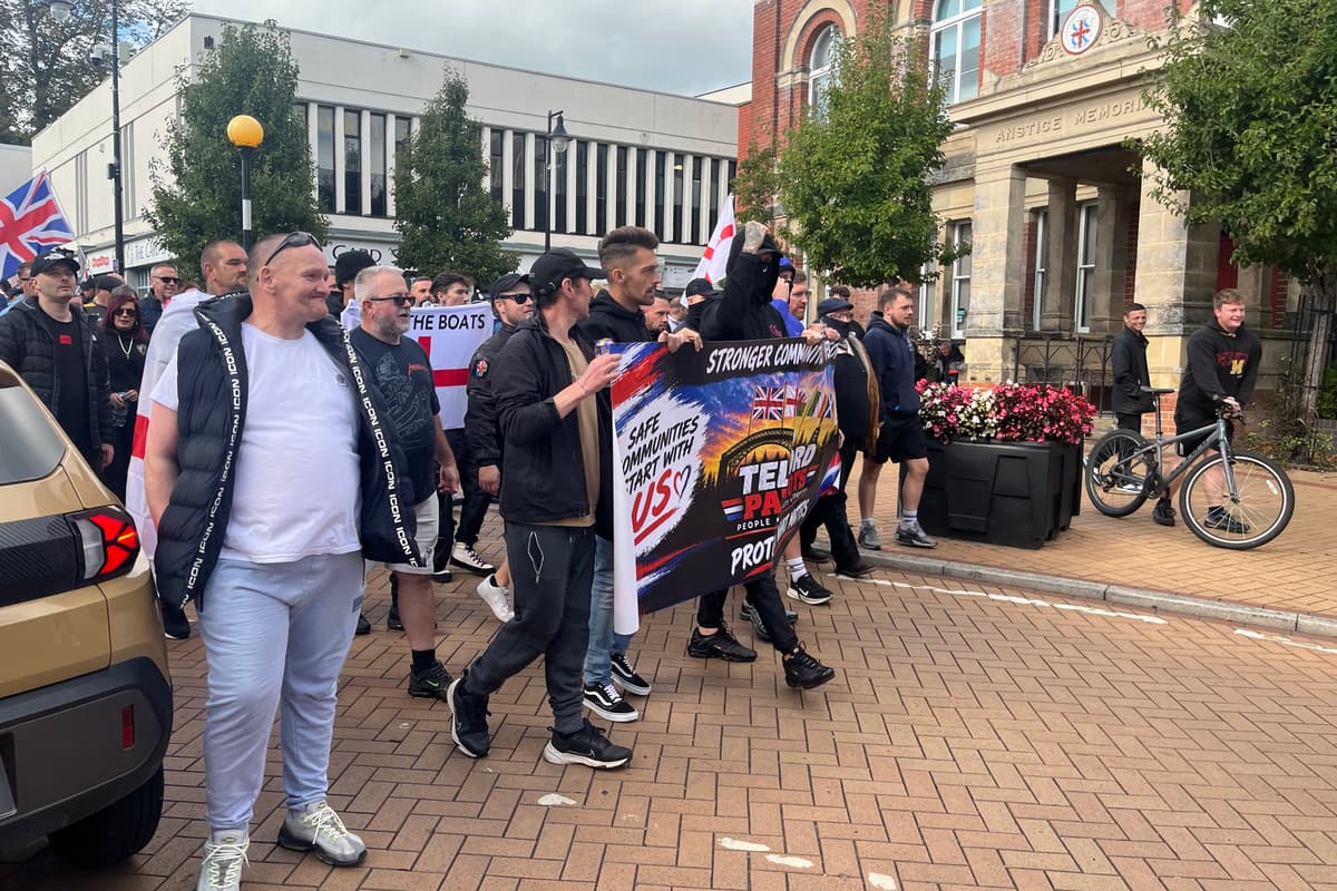 Hunderte nehmen an Protestmarsch in Telford teil