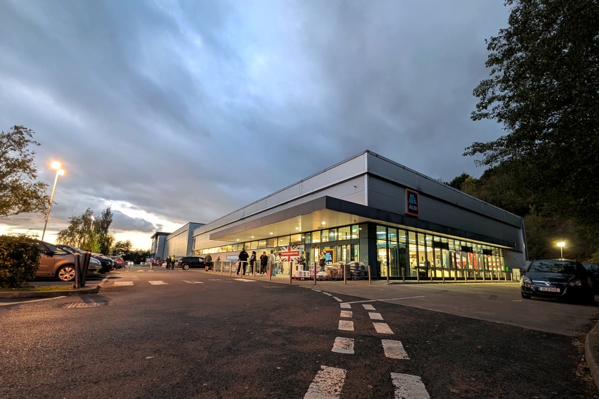 Vorübergehende Schließung eines Supermarkts in Telford wegen ...