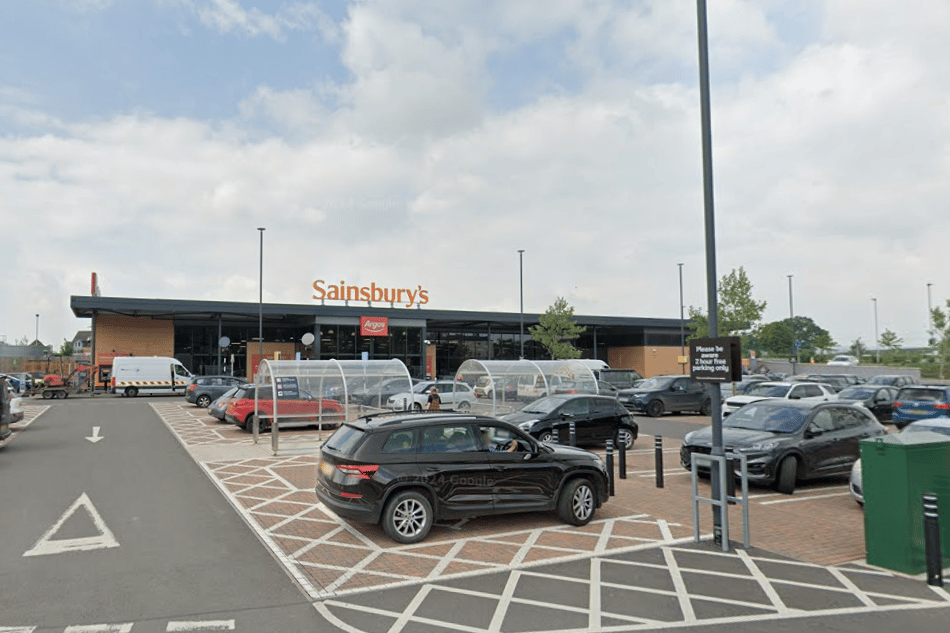 Mann stahl 10 Lammkeulen im Wert von 200 Pfund bei Sainsbury's in ...