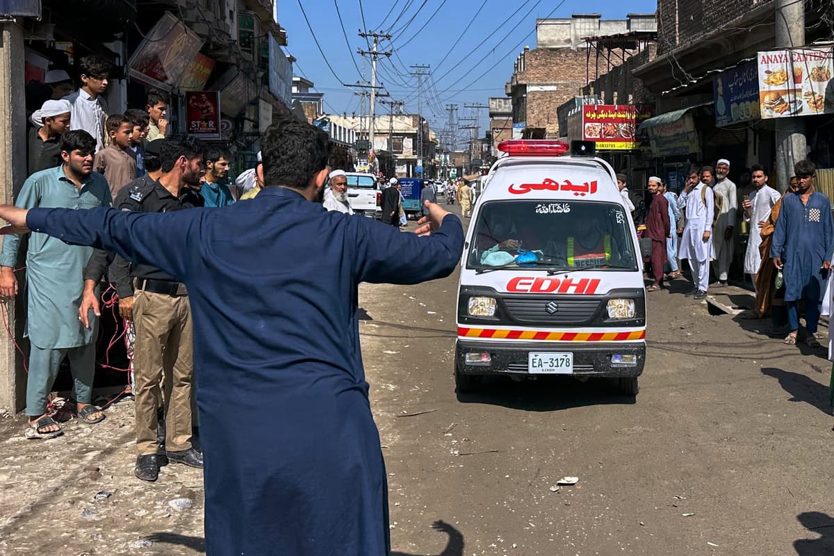 Dacheinsturz einer Schule in Pakistan tötet mindestens 28 Kinder und einen ...
