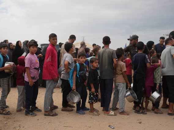 Palestinians lining up to receive food