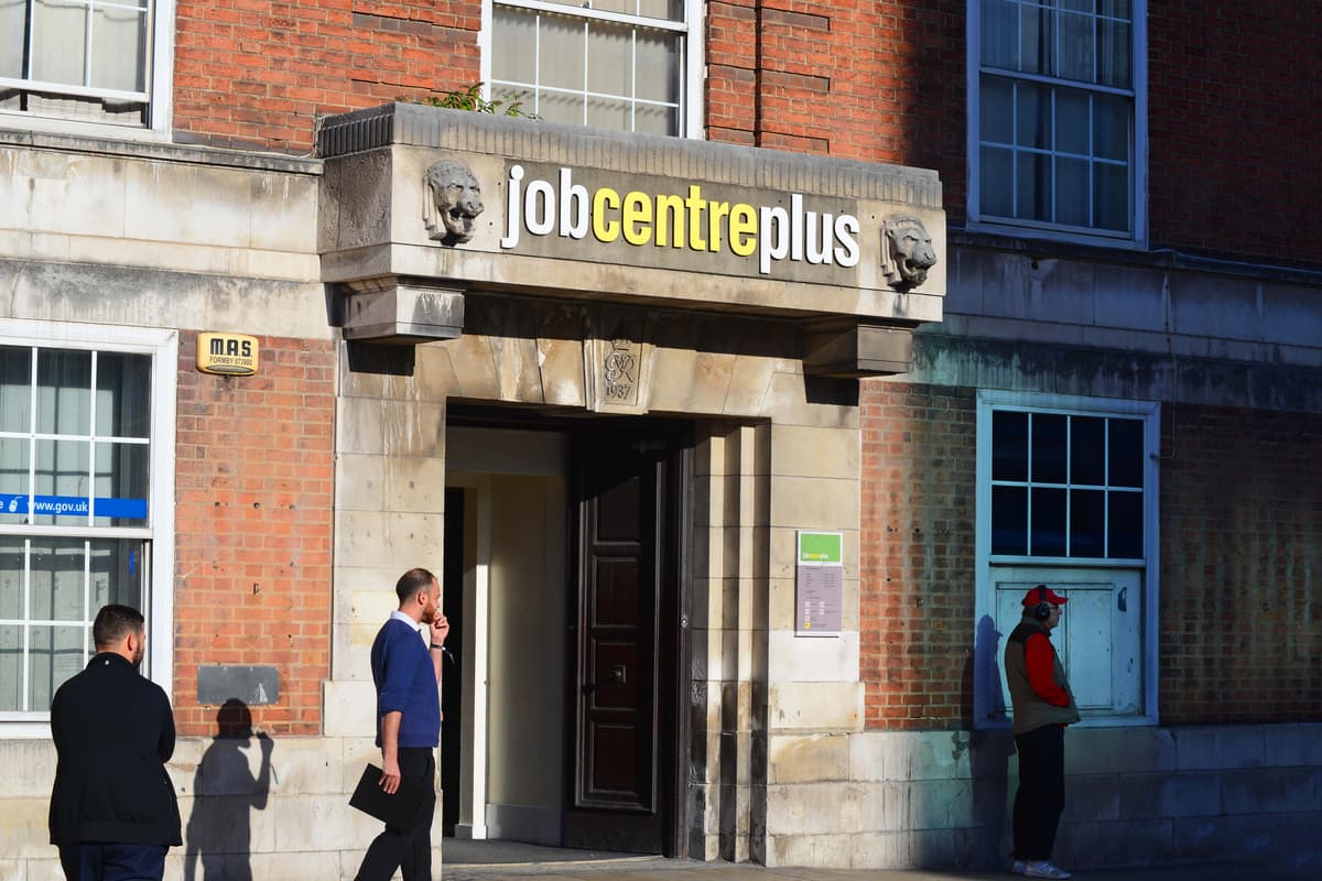 Die Arbeitslosenquote in Großbritannien sinkt, doch die schrumpfenden ...