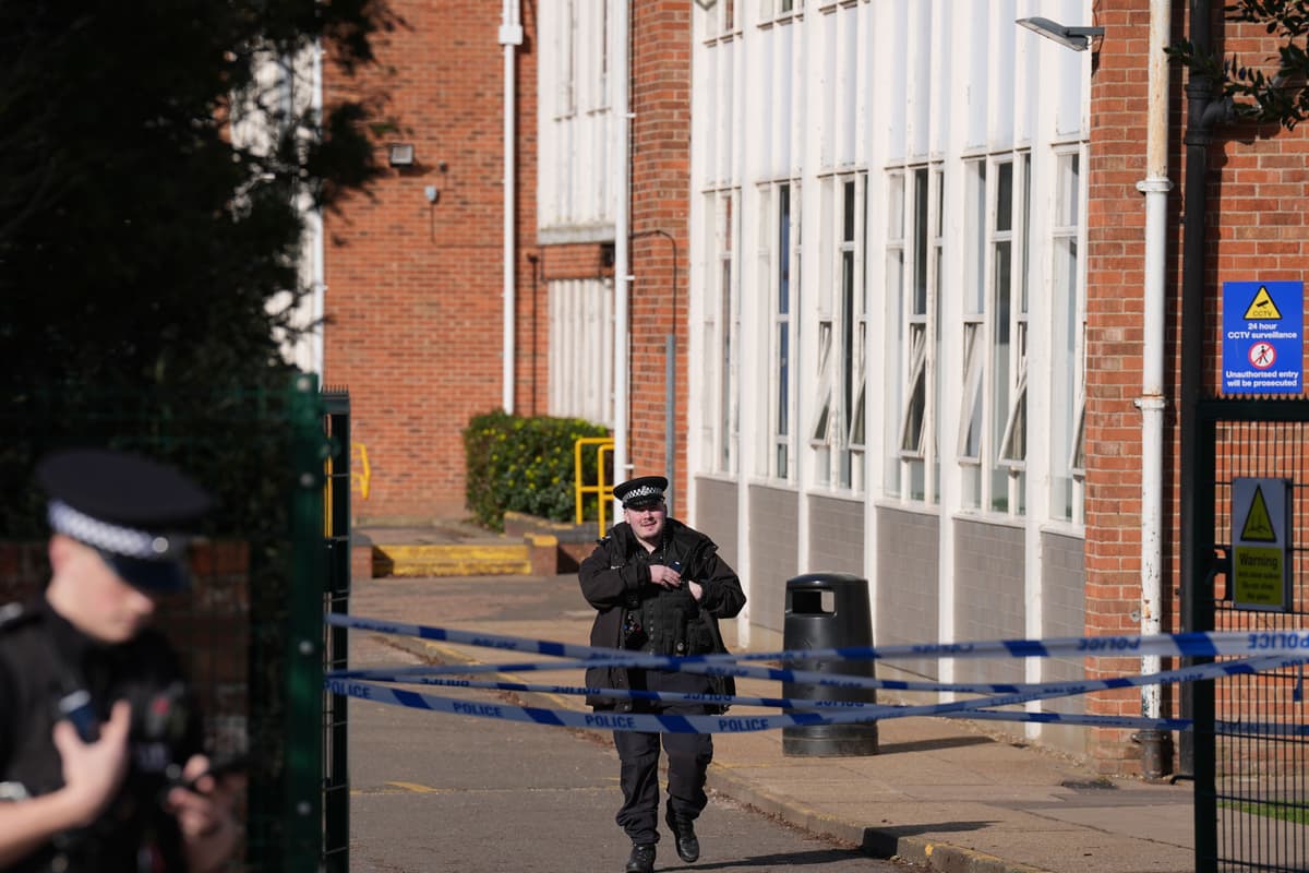 Junge wegen versuchten Mordes an Mädchen nach Messerattacke in der Schule ...